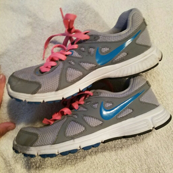 Nike shoes - Picture 1 of 3